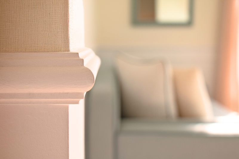 Gros plan sur une moulure murale Orac dans une chambre de bébé, avec texture douce et finitions soignées.