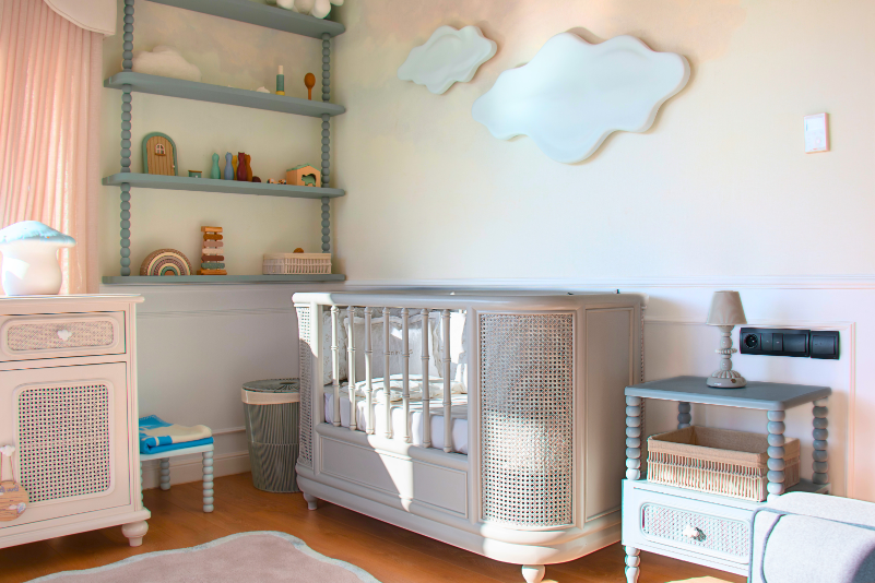 Lit bébé vintage avec cannage, étagères décoratives et moulures Orac en soubassement dans une chambre de bébé au style doux et naturel.