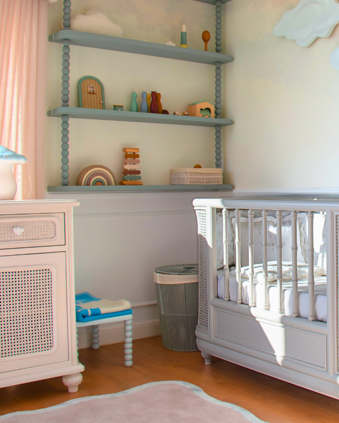 Lit bébé vintage avec cannage, étagères décoratives et moulures Orac en soubassement dans une chambre de bébé au style doux et naturel.